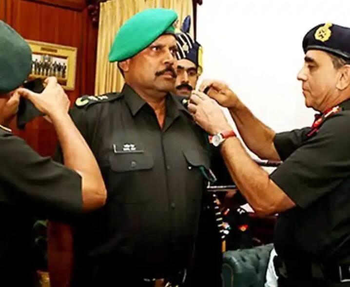 ਭਾਰਤ ਨੂੰ ਆਪਣਾ ਪਹਿਲਾ ਵਿਸ਼ਵ ਕੱਪ ਦਿਵਾਉਣ ਵਾਲੇ ਕਪਤਾਨ ਕਪਿਲ ਦੇਵ ਕੋਲ ਵੀ ਇੱਕ ਫੌਜੀ ਰੈਂਕ ਹੈ। ਉਨ੍ਹਾਂ ਨੂੰ 2008 ਵਿੱਚ ਖੇਤਰੀ ਫੌਜ ਵਿੱਚ ਲੈਫਟੀਨੈਂਟ ਕਰਨਲ ਦਾ ਦਰਜਾ ਦਿੱਤਾ ਗਿਆ ਸੀ।