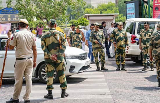 ਪੰਜਾਬ ਦੇ ਸਕੂਲਾਂ ‘ਚ ਐਲਾਨੀ ਛੁੱਟੀ, ਹਰ ਤਰ੍ਹਾਂ ਦੀ ਲਾਈਟਾਂ ਬੰਦ ਕਰਨ ਦੀ ਅਪੀਲ Indo-Pak Conflict Holiday Declared in Schools and Mok Drill in Punjab ਪੰਜਾਬ ਦੇ ਸਕੂਲਾਂ ‘ਚ ਐਲਾਨੀ ਛੁੱਟੀ, ਹਰ ਤਰ੍ਹਾਂ ਦੀ ਲਾਈਟਾਂ ਬੰਦ ਕਰਨ ਦੀ ਅਪੀਲ