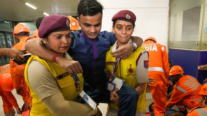 Mock Drill In Delhi: दिल्ली में बुधवार को सुरक्षा एजेंसियों की तैयारियों की जांच के लिए कनॉट प्लेस, खान मार्केट और चांदनी चौक समेत 55 स्थानों पर मॉक ड्रिल की गई.