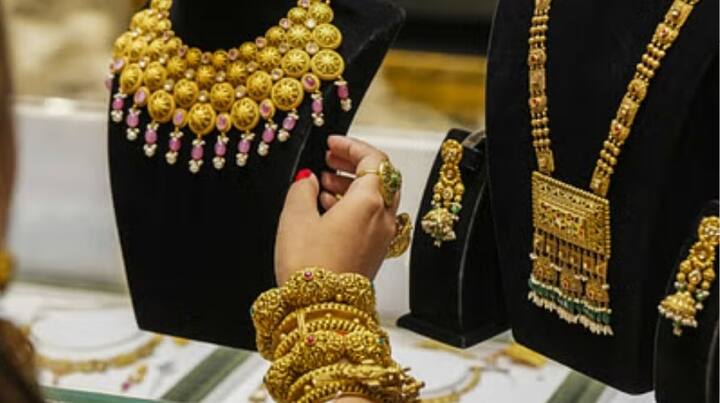 Gold Silver Rate Today: ਭਾਰਤ ਅਤੇ ਪਾਕਿਸਤਾਨ ਦੇ ਭਾਰੀ ਤਣਾਅ ਵਿਚਾਲੇ, ਬੁੱਧਵਾਰ ਨੂੰ ਮਲਟੀ ਐਕਸਚੇਂਜ ਕਮੋਡਿਟੀ (MCX) 'ਤੇ ਸੋਨੇ ਦੀ ਕੀਮਤ ਡਿੱਗ ਗਈ ਹੈ।