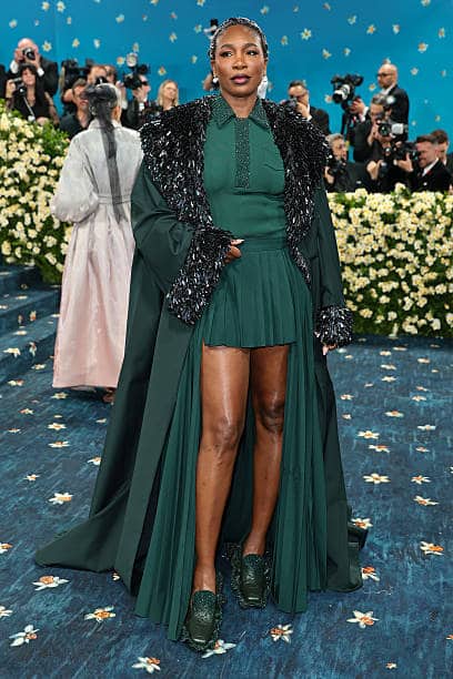 Not just actors but sports superstars wreaked havoc at met gala 2025 with their looks serena williams lewis hamiton noah lyles 22 सेरेना की बहन वीनस विलियम्स भी टेनिस खिलाड़ी हैं. सेरेना की तरह वो भी मेट गाला में पहुंची थीं. उनके खूबसूरत लुक्स ने सभी का ध्यान अपनी ओर खींच लिया.