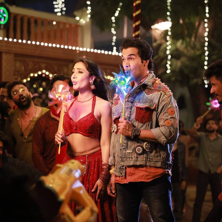 हाल ही में धनश्री ने गाने से जुड़ी फोटोज शेयर की. फोटोज के कैप्शन में लिखा- आप रंजन की बैचलर पार्टी में आने वाले हैं. 9 तारीख को फिल्म भूल चूक माफ रिलीज हो रही है.