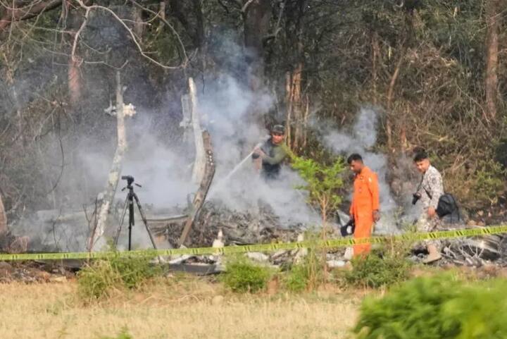 पहलगामला ज्यावेळी हल्ला झाला त्यावेळी मी पहिल्यांदा ट्विट केले होते की ज्यांनी हल्ला केला त्यांना कठोरातले कठोर शासन झाले पाहिजे. पण दहशतवादी हल्ल्याचे उत्तर युद्ध नसते. अमेरिकेमध्ये दोन ट्विन्स टॉवर पाडले, म्हणून त्यांनी तिकडे जाऊन काही युद्ध केले नाही. त्यांनी ते अतिरेकी शोधून ठार मारले. देशात युद्धजन्य परिस्थिती आणायची, मॉक ड्रिल करायचं सायरन वाजवायचे, हे काय सुरू आहे, असे राज ठाकरे यांनी विचारले.