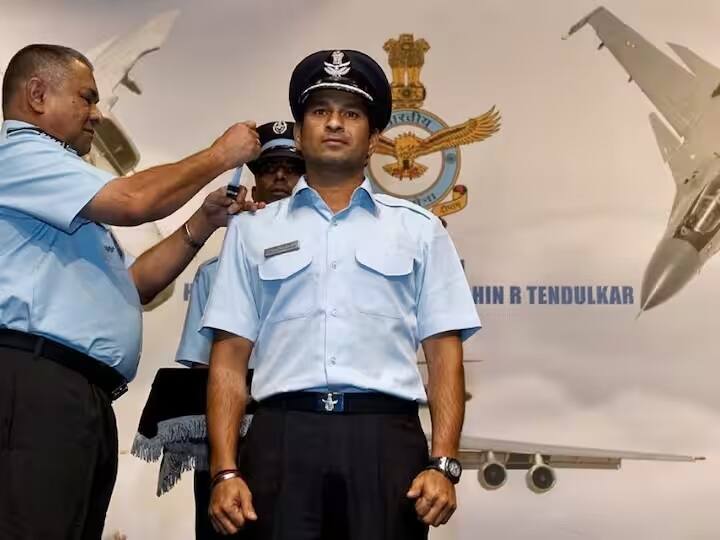 ક્રિકેટના ભગવાન તરીકે જાણીતા સચિન તેંડુલકરને ભારતીય વાયુસેનામાં ગ્રુપ કેપ્ટનના પદથી સન્માનિત કરવામાં આવ્યા હતા. ભારતમાં ક્રિકેટમાં તેમના યોગદાન બદલ તેમને આ સન્માન આપવામાં આવ્યું હતું.