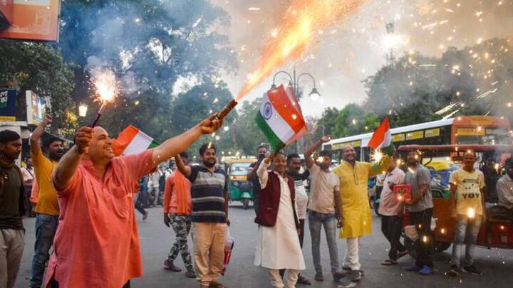 মহারাষ্ট্রে কৃষক, সবজি বিক্রেতা ও সাধারণ মানুষরা বাজি ফাটিয়ে, ভারতীয় সেনার নামে জয়ধ্বনি দিয়ে এই অভিযানের সাফল্য উদযাপন করেছেন। নিত্যদিনের দোকান-পাট বন্ধ ছিল কিছুক্ষণের জন্য।