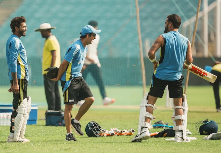 কোহলির সঙ্গে মাঠেই একাধিকবার ঝামেলায় জড়ালেও, সেটা নিয়ে গম্ভীরের মনে কোনও ক্ষোভ নেই, বরং কোহলি তাঁর অত্যন্ত ভাল বন্ধু বলে জানান গৌতি। পাশাপাশি মাঠের জিনিস মাঠেই থাকা উচিত বলে মত তাঁর।