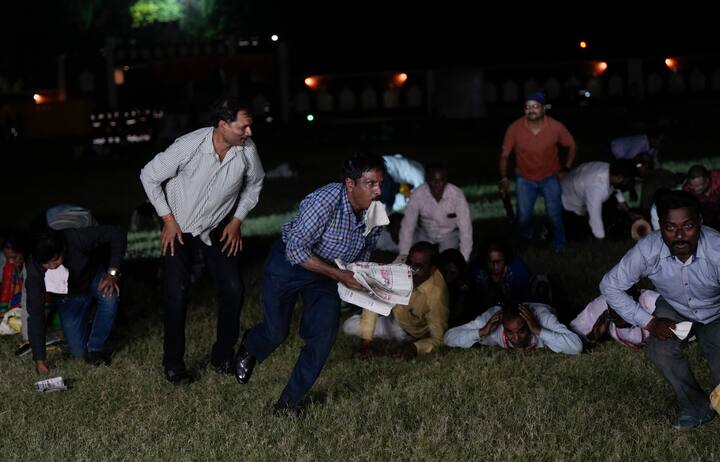 केंद्रीय गृह मंत्रालय के निर्देशानुसार पूरे देश में मॉक ड्रिल का आयोजन किया गया. ब्लैकआउट की वजह से इस दौरान अंधेरा छा गया. इस दौरान मध्य प्रदेश और गुजरात में भी ब्लैकआउट किया गया.