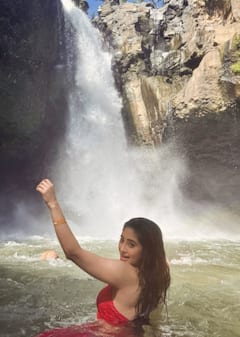 बाली में झरने के बीच शिवांगी जोशी ने भीगे बदन के साथ दिखाई कातिल अदाएं,  एक्ट्रेस के हुस्न पर फिदा हुए फैंस