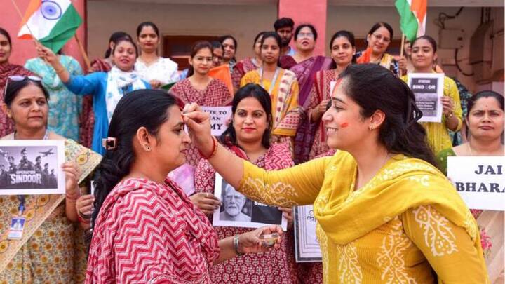 বিকানীরের স্কুলশিক্ষিকারা স্কুল চলাকালীনই একে অপরকে সিঁদুর পরিয়ে এই জয়োল্লাসে সামিল হন। বারাণসীর একটি অঞ্চলে একে অপরকে মিষ্টিমুখ করান মানুষ।