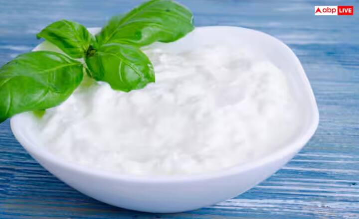 ਕੱਪੜਿਆਂ ‘ਤੇ ਲੱਗ ਗਿਆ ਤੇਲ, ਤਾਂ ਇਦਾਂ ਕਰੋ ਸਾਫ ਕਈ ਵਾਰ ਖਾਣਾ ਬਣਾਉਣ ਵੇਲੇ ਜਾਂ ਖਾਣ ਵੇਲੇ ਕੱਪੜਿਆਂ ‘ਤੇ ਤੇਲ ਜਾਂ ਮਸਾਲੇ ਡਿੱਗ ਜਾਂਦੇ ਹਨ ਅਜਿਹੇ ਵਿੱਚ ਕੱਪੜਿਆਂ ‘ਤੇ ਦਾਗ ਲੱਗਣਾ ਆਮ ਹੋ ਜਾਂਦਾ ਹੈ ਹਾਲਾਂਕਿ ਇਸ ਨੂੰ ਨਾਰਮਲ ਡਿਟਰਜੈਂਟ ਨਾਲ ਸਾਫ ਕਰਨਾ ਔਖਾ ਹੋ ਜਾਂਦਾ ਹੈ ਆਓ ਜਾਣਦੇ ਹਾਂ ਕਿ ਕੱਪੜੇ ‘ਤੇ ਤੇਲ ਲੱਗ ਜਾਵੇ ਤਾਂ ਕਿਵੇਂ ਸਾਫ ਕਰ ਸਕਦੇ ਹਾਂ ਜਿੱਥੇ ਤੇਲ ਦੇ ਦਾਗ ਲੱਗੇ ਹਨ, ਉੱਥੇ ਬੇਕਿੰਗ ਸੋਡਾ ਲਾਓ ਅਤੇ ਕੁਝ ਦੇਰ ਲਈ ਛੱਡ ਦਿਓ ਤਾਂ ਕਿ ਬੇਕਿੰਗ ਸੋਡਾ ਤੇਲ ਨੂੰ ਸੋਖ ਲਵੇ ਦੂਜਾ ਉਪਾਅ ਨਿੰਬੂ ਹੈ, ਜੋ ਕਿ ਕੁਦਰਤੀ ਬਲੀਚਿੰਗ ਏਜੰਟ ਹੈ ਨਿੰਬੂ ਨੂੰ ਅੱਧਾ ਕੱਟੋ ਅਤੇ ਦਾਗ ‘ਤੇ ਰਗੜ ਦਿਓ ਤਾਂਕਿ ਕੱਪੜਿਆਂ ਤੋਂ ਤੇਲ ਆਸਾਨੀ ਨਾਲ ਨਿਕਲ ਜਾਵੇ ਕੱਪੜਿਆਂ ਤੋਂ ਤੇਲ ਹਟਾਉਣ ਲਈ ਟੈਲਕਮ ਪਾਊਡਰ ਵੀ ਲਗਾ ਸਕਦੇ ਹੋ ਜਿੱਥੇ ਤੇਲ ਡਿੱਗਿਆ ਹੈ, ਉੱਥੇ ਉਂਗਲਾਂ ਨਾਲ ਟੈਲਕਮ ਪਾਊਡਰ ਲਾ ਦਿਓ ਗਰਮੀ ‘ਚ ਜ਼ੁਰਾਬਾਂ ਤੋਂ ਆਉਣ ਵਾਲੀ ਬਦਬੂ ਨੂੰ ਇਦਾਂ ਕਰੋ ਦੂਰ ਜੁਰਾਬਾਂ ਤੋਂ ਆਉਣ ਵਾਲੀ ਬਦਬੂ ਤੋਂ ਸਾਰੇ ਹੀ ਪਰੇਸ਼ਾਨ ਰਹਿੰਦੇ ਹਨ ਜੁਰਾਬਾਂ ਤੋਂ ਆਉਣ ਵਾਲੀ ਬਦਬੂ ਨੂੰ ਸਾਇੰਸ ਵਿੱਚ ਬ੍ਰੋਮੋਡਿਸਸ ਕਿਹਾ ਜਾਂਦਾ ਹੈ ਜੁਰਾਬਾਂ ਵਿੱਚ ਜ਼ਿਆਦਾ ਹੀ ਬਦਬੂ ਆਉਣ ਲੱਗ ਜਾਂਦੀ ਹੈ, ਜੋ ਕਿ ਧੋਣ ਤੋਂ ਵੀ ਨਹੀਂ ਜਾਂਦੀ ਹੈ ਜੁਰਾਬਾਂ ਦੀ ਬਦਬੂ ਤੋਂ ਬਚਣ ਲਈ ਉਨ੍ਹਾਂ ਦਾ ਸਹੀ ਕੱਪੜਾ ਚੁਣਨ ਦੀ ਲੋੜ ਹੈ, ਨਾਇਲਨ ਅਤੇ ਕੋਟਨ ਦੀ ਜੁਰਾਬਾਂ ਚੁਣੋ ਆਓ ਜਾਣਦੇ ਹਾਂ ਕੁਝ ਤਰੀਕਿਆਂ ਦੀ ਵਰਤੋਂ ਕਰਨ ਨਾਲ ਜੁਰਾਬਾਂ ਦੀ ਬਦਬੂ ਦੂਰ ਹੋ ਜਾਵੇਗੀ ਬੇਕਿੰਗ ਸੋਡਾ ਇੱਕ ਨੈਚੂਰਲ ਕਲੀਂਜਰ ਹੁੰਦਾ ਹੈ, ਜੋ ਕਿ ਜੁਰਾਬਾਂ ਦੀ ਬਦਬੂ ਨੂੰ 20 ਮਿੰਟ ਵਿੱਚ ਗਾਇਬ ਕਰ ਦਿੰਦਾ ਹੈ ਬਦਬੂ ਅਤੇ ਬੈਕਟੀਰੀਆ ਨੂੰ ਖਤਮ ਕਰਨ ਲਈ ਨਿੰਬੂ ਦਾ ਰਸ ਵੀ ਇੱਕ ਨੈਚੂਰਲ ਆਪਸ਼ਨ ਹੁੰਦਾ ਹੈ ਕਲੀਨਜ਼ਿੰਗ ਏਜੰਟ ਦੇ ਰੂਪ ਵਿੱਚ ਕੰਮ ਕਰਨ ਵਾਲਾ ਵ੍ਹਾਈਟ ਵਿਨੇਗਰ ਵੀ ਜੁਰਾਬਾਂ ਦੀ ਬਦਬੂ ਨੂੰ ਦੂਰ ਕਰਦਾ ਹੈ ਕਰੇਲਾ ਕੌੜਾ ਹੁੰਦਾ ਹੈ, ਪਰ ਇਹ ਸਿਹਤ ਲਈ ਬਹੁਤ ਫਾਇਦੇਮੰਦ ਹੁੰਦਾ ਹੈ। ਇਹ ਤੁਹਾਡੀ ਸ਼ੂਗਰ ਨੂੰ ਕੰਟਰੋਲ ਕਰਨ ਅਤੇ ਇਮਿਊਨਿਟੀ ਵਧਾਉਣ ਵਿੱਚ ਮਦਦ ਕਰਦਾ ਹੈ। ਦੂਜੇ ਪਾਸੇ, ਕੀ ਤੁਸੀਂ ਜਾਣਦੇ ਹੋ ਕਿ ਜੇਕਰ ਕਰੇਲੇ ਦੇ ਨਾਲ ਕੁਝ ਚੀਜ਼ਾਂ ਖਾਧੀਆਂ ਜਾਣ, ਤਾਂ ਫਾਇਦਾ ਹੋਣ ਦੀ ਥਾਂ ਨੁਕਸਾਨ ਹੁੰਦਾ ਹੈ? ਹਾਂ, ਪਰ ਕੁਝ ਚੀਜ਼ਾਂ ਤੁਹਾਨੂੰ ਭੁੱਲ ਕੇ ਵੀ ਕਰੇਲੇ ਨਾਲ ਨਹੀਂ ਖਾਣੀਆਂ ਚਾਹੀਦੀਆਂ ਹਨ ਕਿਉਂਕਿ ਅਜਿਹਾ ਕਰਨ ਨਾਲ ਫਾਇਦੇ ਦੀ ਥਾਂ ਨੁਕਸਾਨ ਹੋ ਜਾਵੇਗਾ। ਭਾਵ ਕਿ ਤੁਸੀਂ ਬਿਮਾਰ ਪੈ ਸਕਦੇ ਹੋ। ਦਹੀਂ ਅਤੇ ਕਰੇਲਾ - ਦਹੀਂ ਅਤੇ ਕਰੇਲਾ ਇਕੱਠੇ ਖਾਣਾ ਠੀਕ ਨਹੀਂ ਹੈ। ਇਨ੍ਹਾਂ ਨੂੰ ਇਕੱਠੇ ਖਾਣ ਨਾਲ ਗੈਸ, ਪੇਟ ਫੁੱਲਣਾ ਅਤੇ ਪੇਟ ਦਰਦ ਵਰਗੀਆਂ ਪਾਚਨ ਸਮੱਸਿਆਵਾਂ ਹੋ ਸਕਦੀਆਂ ਹਨ। ਇਹ ਸੁਮੇਲ ਸਰੀਰ ਵਿੱਚ ਸੰਤੁਲਨ ਨੂੰ ਵਿਗਾੜ ਸਕਦਾ ਹੈ।