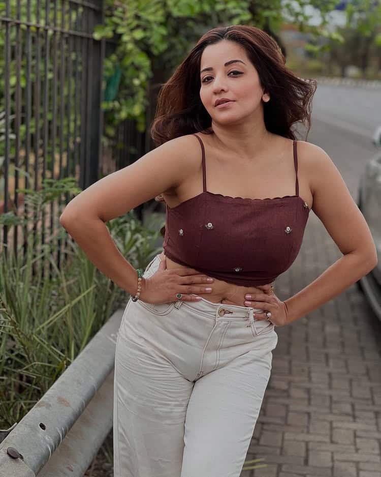 Monalisa Stuns In Maroon Crop Top & White Denims, See Pics Monalisa Stuns In Maroon Crop Top & White Denims, See Pics