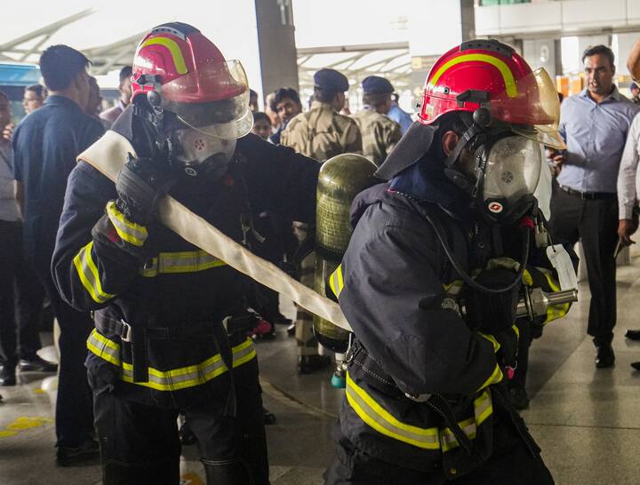 बता दें बुधवार तड़के भारतीय सशस्त्र बलों द्वारा पाकिस्तान और पाकिस्तान के कब्जे वाले कश्मीर (पीओके) में नौ आतंकी ठिकानों पर मिसाइल हमलों के बीच मॉक ड्रिल हुई. पहलगाम हमले के दो हफ्ते बाद ऑपरेशन सिंदूर के रूप में सैन्य हमले किए गए जिसमें 26 नागरिक मारे गए.