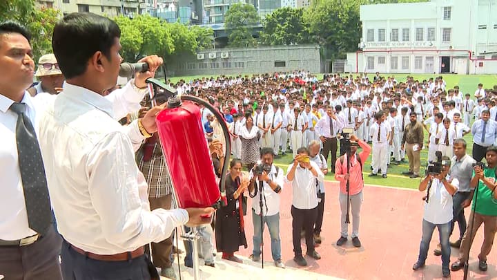 যুদ্ধের পরিস্থিতি হলে কী পদক্ষেপ? রাজ্য এবং কেন্দ্রশাসিত অঞ্চল মিলিয়ে দেশের ২৪৪টি জেলায় সাধারণ নাগরিকদের নিয়ে মক ড্রিলের নির্দেশ দেওয়া হয়েছে। তবে এদিন বাংলায় স্কুলের ছেলে-মেয়েদের নিয়েই মক ড্রিল হল।