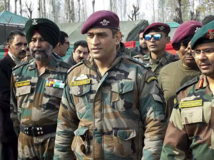 ટીમ ઈન્ડિયાના ભૂતપૂર્વ કેપ્ટન એમએસ ધોની ભારતીય પ્રાદેશિક સેનામાં લેફ્ટનન્ટ કર્નલ છે. ધોની, જે હાલમાં CSK માટે રમે છે, તેને 2015 માં પેરાશૂટ રેજિમેન્ટમાં તાલીમ આપવામાં આવી હતી.