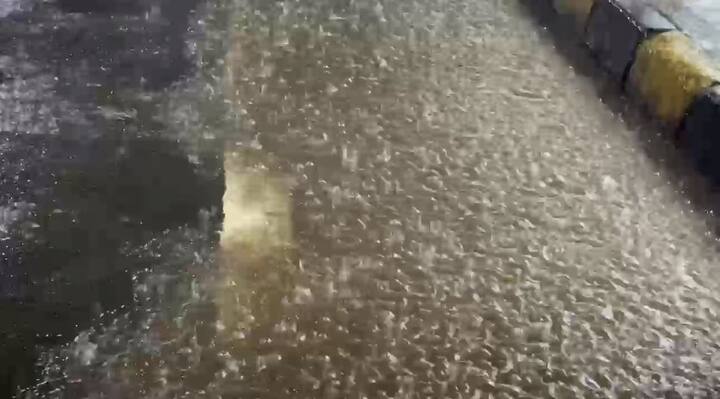 या पावसामुळे पश्चिम रेल्वेवर दहा ते पंधरा मिनिटे उशिरा ट्रेन धावत होत्या, त्यामुळे प्रवासी बेजार झाले