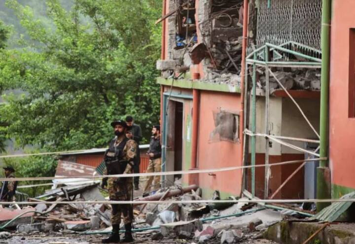 भारतीय सैन्याच्या कारवाईनंतर पाकिस्तानने आत्मसमर्पण केले आहे. जर भारताने हल्ला थांबवला तर आम्हीही कोणतीही कारवाई करणार नाही, असे पाकिस्तानचे संरक्षण मंत्री ख्वाजा आसिफ यांनी म्हटलं आहे.