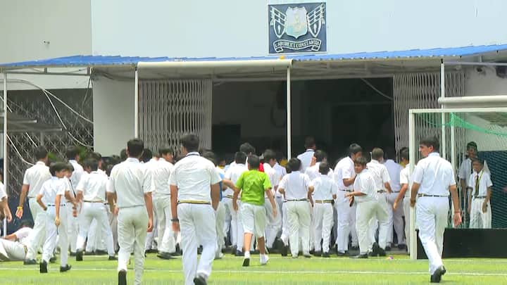 বউবাজারের ফিয়ার্স লেনে সিভিল ডিফেন্সের মক ড্রিল। সকাল ৯টা নাগাদ বেজে ওঠে এয়ার সাইরেন। এছাড়াও আরও অনেকগুলি স্কুলেই দেওয়া হল যুদ্ধকালীন প্রশিক্ষণ
