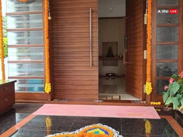 मोहिनी एकादशी के दिन घर के मेन गेट पर दीपक जलाएं, ऐसा करने से नकारात्मक ऊर्जा नष्ट होती है और आर्थिक तंगी से भी छुटकारा मिलता है.