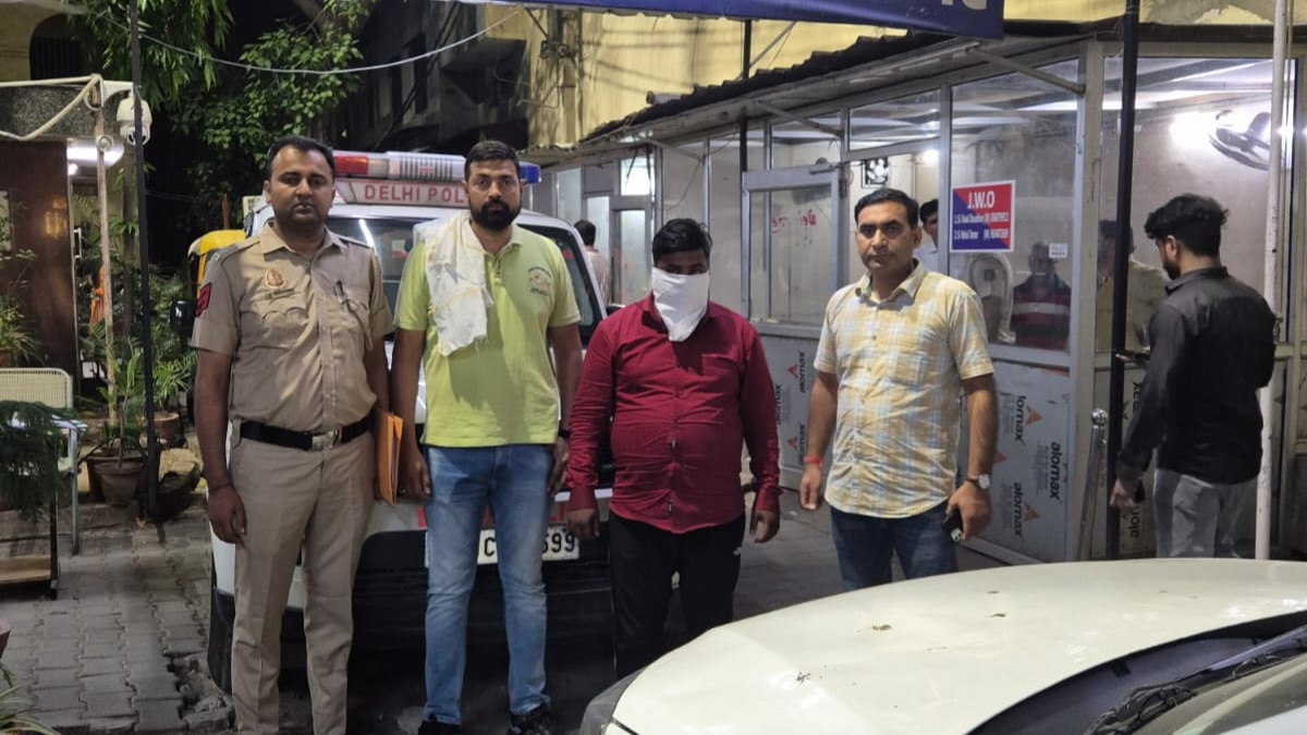 दिल्ली में ‘गद्दीबाज’ ठग गिरफ्तार, नकली नोटों से रच रहा था सोने-चांदी की लूट की साजिश