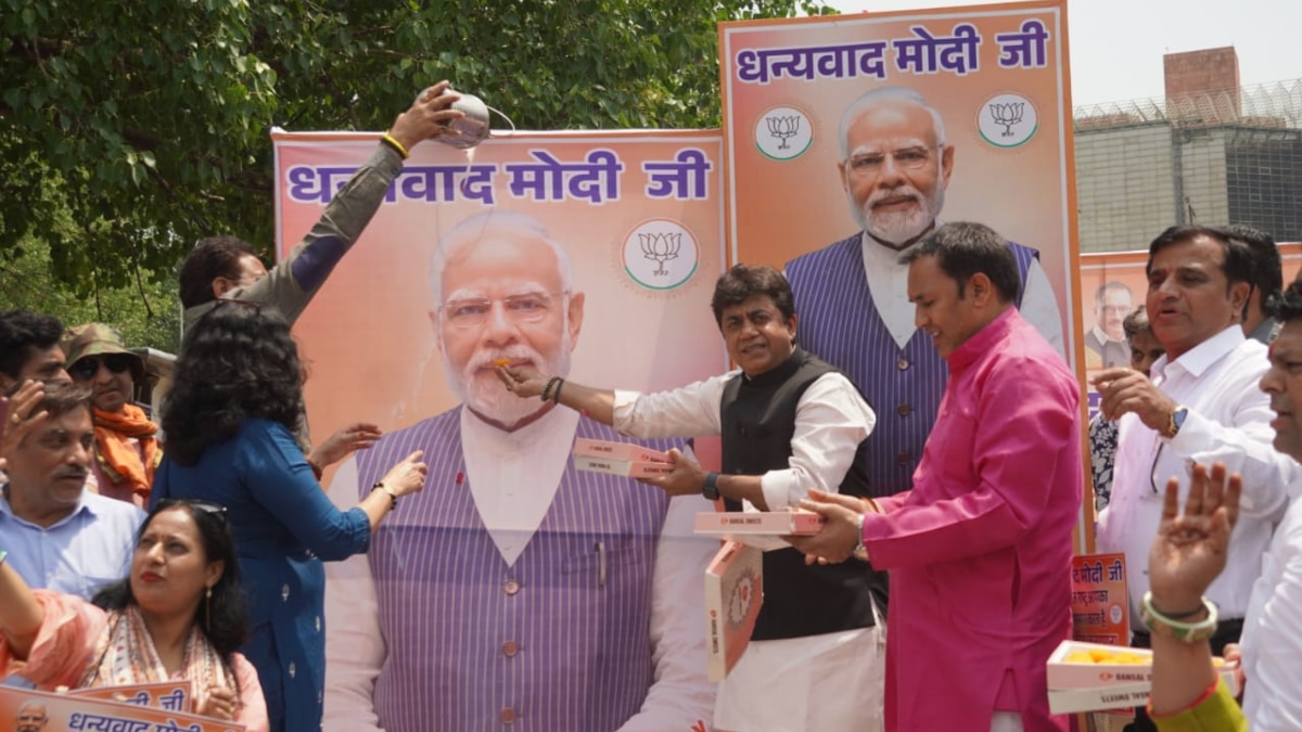 जातिगत जनगणना के फैसले पर दिल्ली बीजेपी का जश्न, कनॉट प्लेस में बांटी मिठाइयां