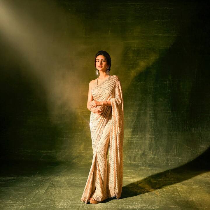 A matte pink lipstick and winged eyeliner completed the look for a perfect touch of party-night glamour.