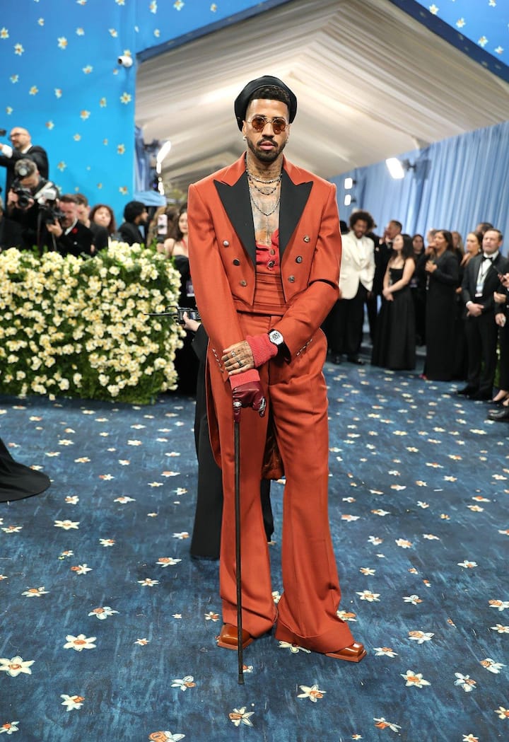 Not just actors but sports superstars wreaked havoc at met gala 2025 with their looks serena williams lewis hamiton noah lyles 24 माइल्स कैम्ली वाटसन जो कि अमेरिका के फेंसर हैं, वो भी मेट गाला 2025 में पहुंचे थे. माइल्स के शानदार लुक्स ने सभी का ध्यान अपनी ओर खींच लिया. माइल्स रियो ओलंपिक्स 2016 में ब्रॉन्ज मेडल भी जीत चुके हैं.