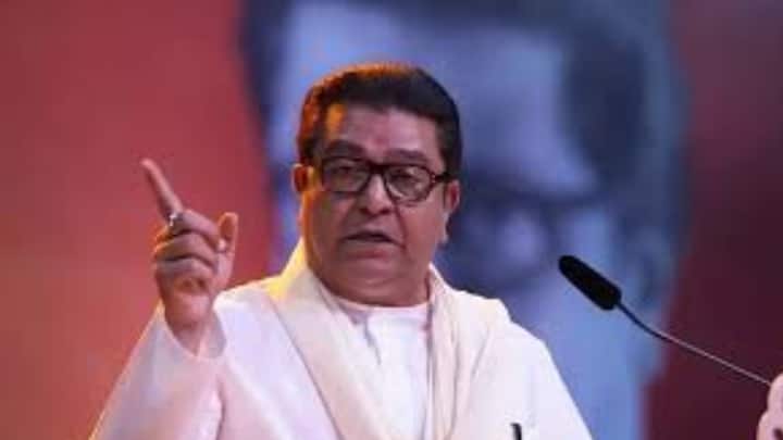 नाक्यानाक्यावर ड्रग्ज मिळतायत. ते येतायत कुठून? का येतायत? लहान लहान पोरं ड्रग्ज घेतायत. शाळेतली पोरं ड्रग्ज घेतायत. ऑपरेशन सिंदूरसारखी नावं देऊन काही साध्य होत नाही. तुम्ही नेमकी काय पावलं उचलतायत, इतके दिवस जे कार्यक्रम मोदींनी घेतले त्याची गरज नव्हती, असेही राज ठाकरेंनी म्हटले.