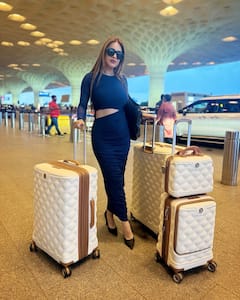 Neha Malik PHOTO: એરપોર્ટ પર ગ્લેમરસ લુકમાં જોવા મળી નેહા મલિક