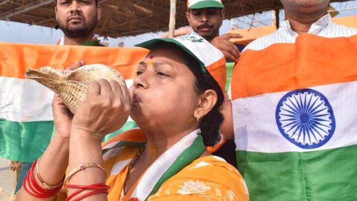 প্রয়াগরাজে দেখা যায় এক মহিলা ভারতের এই সামরিজ বিজয়কে পালন করতে শঙ্খধ্বনি দিচ্ছেন। তাঁর পিছনে জাতীয় পতাকা হাতে নিয়ে এই উদযাপনে সামিল আরও মানুষ।