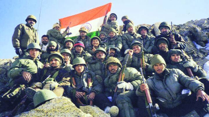 कारगिल युद्ध के दौरान साल 1999 में भारत का जवाबी सैन्य अभियान ऑपरेशन विजय था. पाकिस्तानी सेना और आतंकवादियों की ओर से कारगिल में घुसपैठ के बाद भारत ने ऑपरेशन विजय के तहत ऊंची चोटियों पर दोबारा से कंट्रोल  हासिल किया.