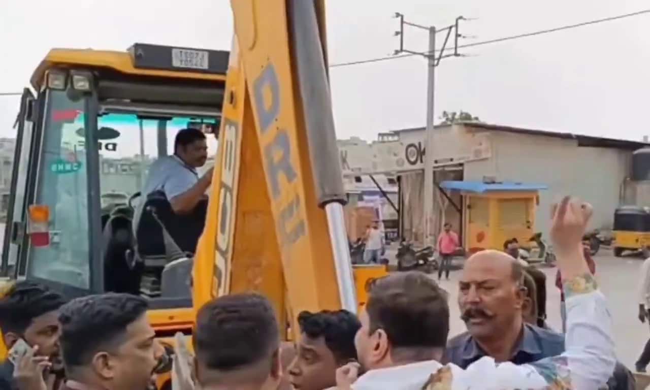 HYDRA Demolitions Tension: పాతబస్తీలో హైడ్రా కూల్చివేతలకు అడ్డంకులు.. పోలీసులు, స్థానికులకు మధ్య తోపులాటతో ఉద్రిక్తత