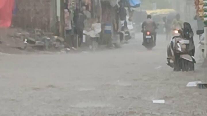 હવામાન વિભાગ દ્વારા કરવામાં આવેલી નવી આગાહી મુજબ, ગુજરાત રાજ્યમાં આગામી ચાર દિવસ દરમિયાન વાતાવરણમાં ફેરફાર જોવા મળશે. સાયકલોનિક સર્ક્યુલેશન સિસ્ટમ સક્રિય થવાને કારણે રાજ્યમાં કમોસમી વરસાદ (માવઠાં) ની સંભાવના છે.