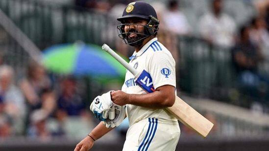 रोहित शर्माची कसोटी कारकीर्द कशी राहिली?-रोहित शर्मा याने 6 नोव्हेंबर 2013 रोजी कोलकातामधील इडन गार्डन्समध्ये वेस्ट इंडिज विरुद्ध कसोटी पदार्पण केलं होतं. रोहितने तेव्हापासून गेली 12 कसोटी संघांचं प्रतिनिधित्व केलं. तसेच रोहितने या दरम्यान काही वर्ष भारतीय संघाच्या कर्णधारपदाची जबाबदारी सांभाळली. रोहितने 67 कसोटी सामन्यांमधील 116 डावांमध्ये 57.08 या स्ट्राईक रेटने आणि 40.58 च्या सरासरीने 4 हजार 302 धावा केल्या आहेत. रोहितने या दरम्यान 88 षटकार आणि 473 चौकार लगावले. रोहितने 12 वर्षांच्या कसोटी कारकीर्दीत 18 अर्धशतकं, 12 शतकं आणि 1 द्विशतक झळकावलं होतं. रोहितची 212 ही कसोटीतील सर्वोच्च धावसंख्या होती.