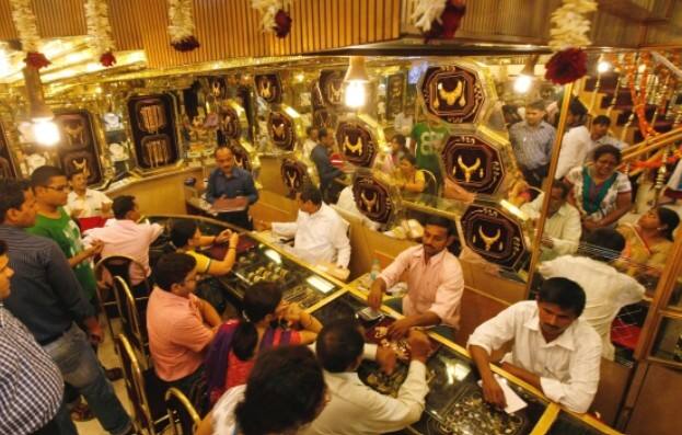 ਆਓ ਜਾਣਦੇ ਹਾਂ ਤੁਹਾਡੇ ਸ਼ਹਿਰ ਵਿੱਚ ਮੌਜੂਦਾ ਰੇਟ ਕੀ-  ਜੈਪੁਰ ਵਿੱਚ 22 ਕੈਰੇਟ ਸੋਨਾ 90,900 ਰੁਪਏ, ਅਹਿਮਦਾਬਾਦ ਵਿੱਚ 90,810 ਰੁਪਏ, ਪਟਨਾ ਵਿੱਚ 90,810 ਰੁਪਏ, ਮੁੰਬਈ ਵਿੱਚ 90,900 ਰੁਪਏ, ਹੈਦਰਾਬਾਦ ਵਿੱਚ 90,900 ਰੁਪਏ, ਚੇਨਈ ਵਿੱਚ 90,900 ਰੁਪਏ, ਬੰਗਲੁਰੂ ਵਿੱਚ 90,900 ਰੁਪਏ ਅਤੇ ਕੋਲਕਾਤਾ ਵਿੱਚ 90,900 ਰੁਪਏ ਵਿੱਚ ਵਿਕ ਰਿਹਾ ਹੈ। ਗੁੱਡ ਰਿਟਰਨਜ਼ ਵੈੱਬਸਾਈਟ ਦੇ ਅਨੁਸਾਰ, ਚਾਂਦੀ ਦੀ ਕੀਮਤ ਵਿੱਚ 100 ਰੁਪਏ ਦਾ ਵਾਧਾ ਹੋਇਆ ਹੈ ਅਤੇ ਇਹ ਮੁੰਬਈ ਵਿੱਚ 99,100 ਰੁਪਏ ਪ੍ਰਤੀ ਕਿਲੋਗ੍ਰਾਮ ਦੀ ਦਰ ਨਾਲ ਵਿਕ ਰਹੀ ਹੈ।