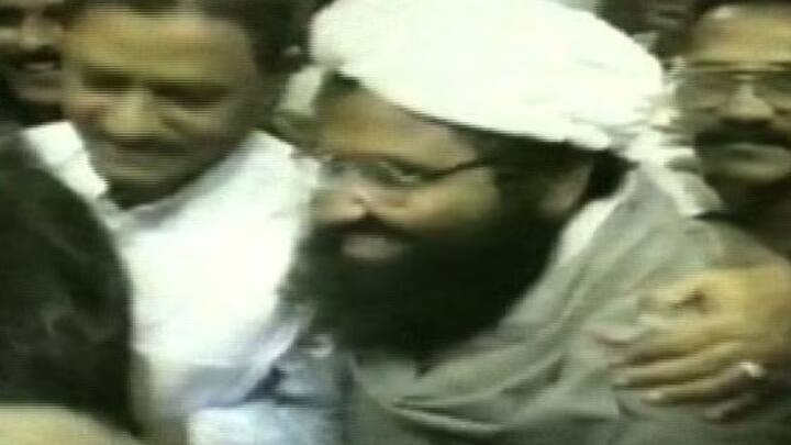 ১৯৯৪ সালেই ভুয়ো পরিচয়পত্র বানিয়ে ভারতের শ্রীনগরে ঢোকে মাসুদ। সেই সময় হরকত-উল-জিহাদের বিভিন্ন শাখার মধ্যে দ্বন্দ্ব চলছিল, যা নিষ্পত্তির দায়িত্ব পায় সে। সে বছর ফেব্রুয়ারি মাসে ভারত তাকে গ্রেফতার করে। সেই সময় মাসুদের বক্তব্য ছিল, ‘ইসলামের সৈনিকরা পৃথিবীর ১২টি দেশ থেকে কাশ্মীরকে মুক্ত করতে এসেছে। কার্বাইের জবাব লকেট লঞ্চারের মাধ্যমে দেব আমরা।’ শ্রীনগর জেল, দিল্লির তিহাড় জেল এবং জম্মুর কোট বলওয়াল জেলে বন্দি ছিল সে। জম্মুর জেল থেকে সুড়ঙ্গ খুঁড়ে পালাকেও উদ্যত হয় মাসুদ। কিন্তু ধরা পড়ে যায় সে। মারা যায় তার সহযোগী।