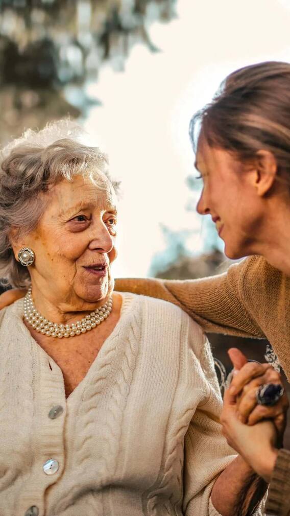 दिल्ली के पास इन खूबसूरत हिल स्टेशनों पर अपनी गर्लफ्रेंड-बॉयफ्रेंड नहीं मां के साथ बिताएं खास पल