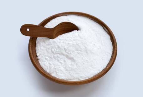 बेकिंग सोडा का पाउडर: बेकिंग सोडा पसीने को कंट्रोल करता है और बदबू पैदा करने वाले बैक्टीरिया को मारता है. इसे थोड़ा सा पानी में मिलाकर बच्चों के अंडरआर्म्स या पैरों पर लगाएं और कुछ मिनट बाद धो दें. ध्यान रखें कि इसका इस्तेमाल सीमित मात्रा में करें.