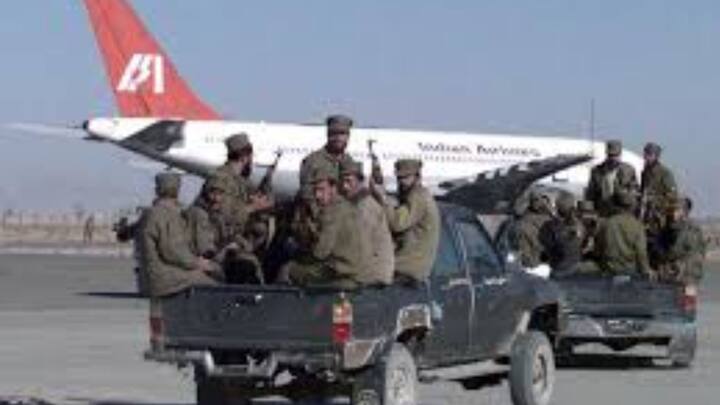 পাঁচ ছিনতাইকারী-সহ সেই সময় বিমানে ১৯০ জন সওয়ার ছিলেন। ছিনতাইকারীদের নেতৃত্ব দিয়েছিল মাসুদের ভাই ইব্রাহিম আতাহার। বিমান ছিনতাইয়ের চক্রান্ত করে আর এক ভাই আব্দুল রউফ আসগর। যাত্রীদের প্রাণের বিনিময়ে, জঙ্গিদের দাবি মেনে মাসুদকে সেই সময় ছেড়ে দেওয়া হয়। কান্দাহার থেকে সটান পাকিস্তান চলে যায় মাসুদরা। কান্দাহারে মাসুদের নামে কোনও মামলা না থাকায় তাকে দেশে ফিরতে অনুমতি দেওয়া হবে বলে জানায় পাকিস্তান সরকারও।