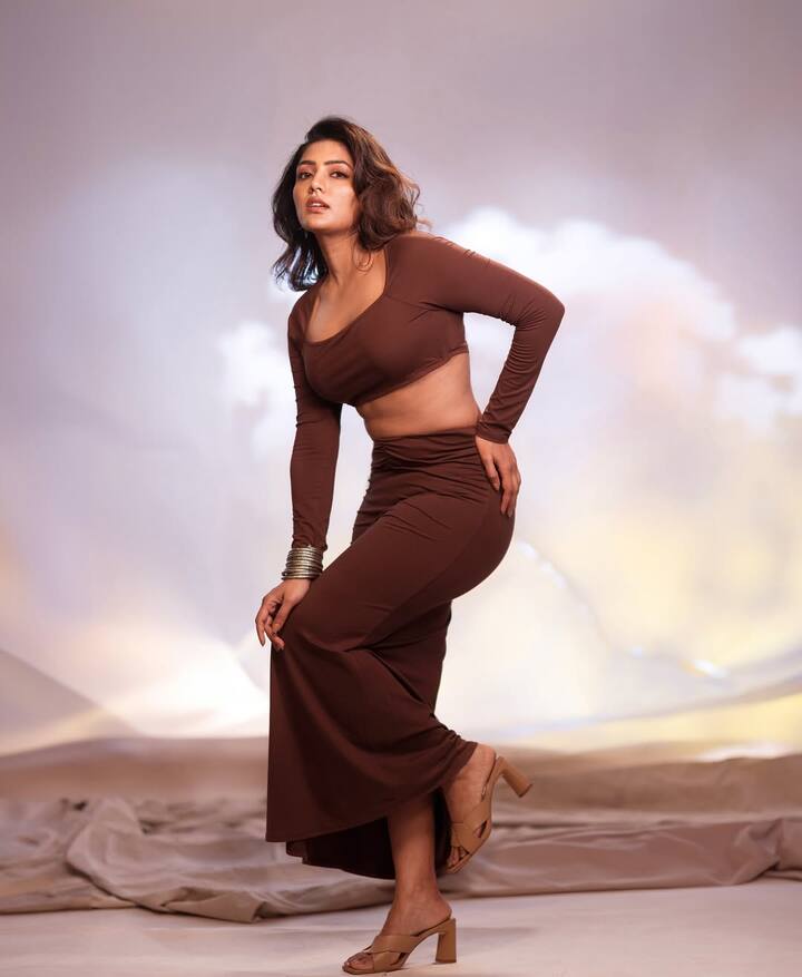 Eesha Rebba Instagram Photos: ఈషా రెబ్బా తెలుగు అమ్మాయి. ఎట్ ద సేమ్ టైం మోడ్రన్ మహిళ కూడా. ఆవిడ పద్ధతిగా చీర కట్టగలదు. ఎట్ ద సేమ్ టైం మోడ్రన్ డ్రస్‌లో వారెవ్వా అనిపించగలదు. (Image Courtesy: yourseesha / Instagram)