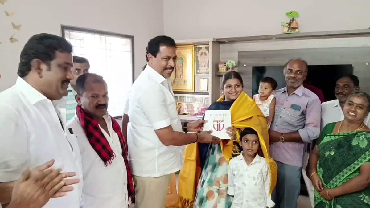 +2 தேர்வில் மாநிலத்தில் முதலிடம் பிடித்த பழனி மாணவி.. இன்ப அதிர்ச்சி கொடுத்த முதல்வர் ஸ்டாலின்