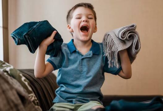 कपड़े रखें साफ: कपड़ों में जमे बैक्टीरिया भी दुर्गंध का कारण बनते हैं. बच्चों के कपड़े रोज धोएं और अच्छी तरह धूप में सुखाएं, ताकि कोई भी बैक्टीरिया न पनपे. क्योंकि सबसे ज्यादा बच्चें गंधे कपड़ों की वजह से बीमार पड़ जाते हैं.