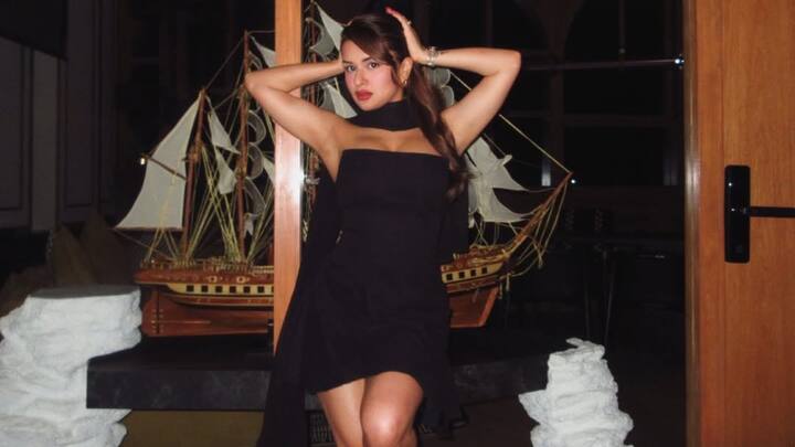 અવનીત સોશિયલ મીડિયા પર ખૂબ જ સક્રિય છે અને ઘણીવાર ચાહકો સાથે તેના ફોટા અને વીડિયો શેર કરતી જોવા મળે છે.