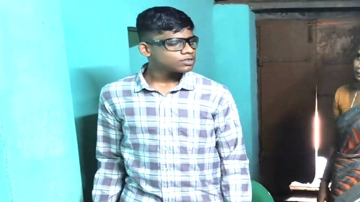 TN 12th Result 2025: பன்னிரெண்டாம் வகுப்பு பொதுத்தேர்வில் மாநில அளவில் முதலிடம் பிடித்த மாற்றுத்திறனாளி மாணவர்...! யார் தெரியுமா?