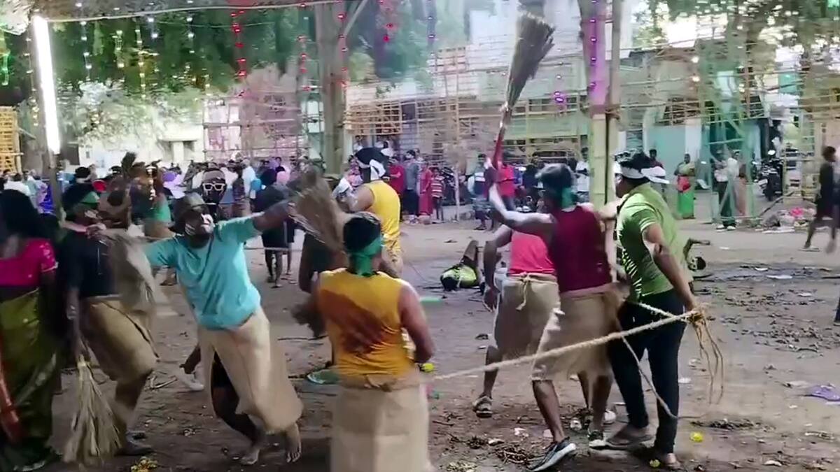 துடைப்பத்தால் அடித்துக் கொண்ட பக்தர்கள் - இந்த வினோத திருவிழா எங்கு தெரியுமா?