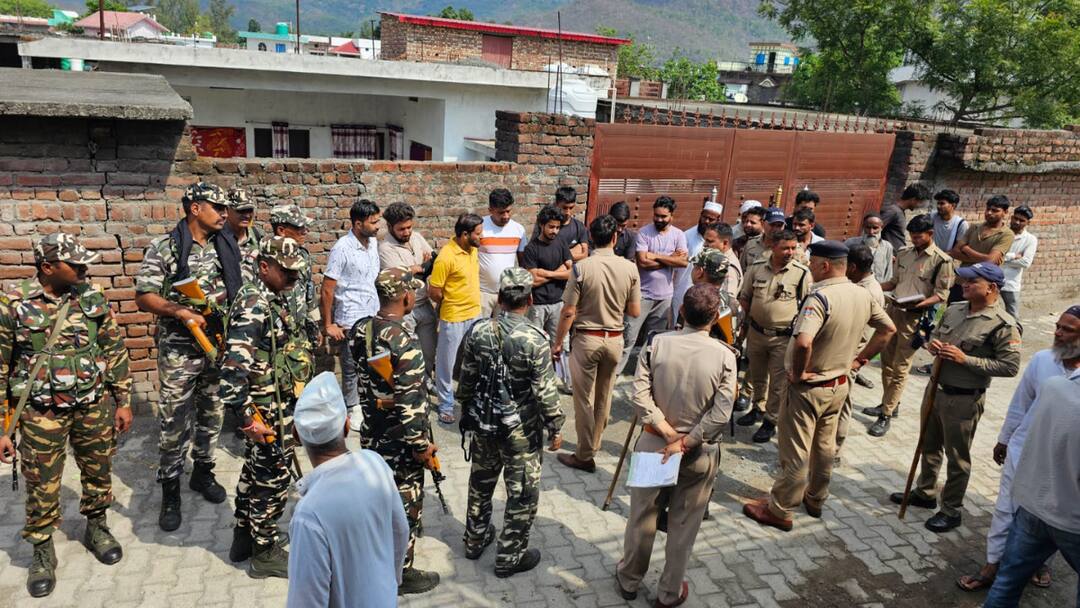 Uttarkhand: देहरादून में सत्यापन अभियान में पुलिस की बड़ी कार्रवाई, 451 चालान के साथ 115 संदिग्धों से पूछताछ Dehradun verification drive conducted After Operation Sindoor 115 suspects questioned with 451 challans in Uttarakhand ANN Uttarkhand: देहरादून में सत्यापन अभियान में पुलिस की बड़ी कार्रवाई, 451 चालान के साथ 115 संदिग्धों से पूछताछ