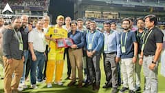 কোনও ম্যাচ বাদ যায়নি তো? সিএবি-র বিশেষ উপহার পেয়ে ইডেনে দাঁড়িয়ে প্রশ্ন ধোনির