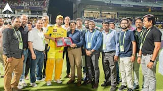 MS Dhoni: কোনও ম্যাচ বাদ যায়নি তো? সিএবি-র বিশেষ উপহার পেয়ে ইডেনে দাঁড়িয়ে প্রশ্ন ধোনির