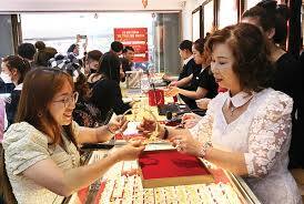 ਇੱਕ ਦਿਨ ਪਹਿਲਾਂ 1 ਲੱਖ ਰੁਪਏ ਪਾਰ ਸੋਨਾ   ਇੱਕ ਦਿਨ ਪਹਿਲਾਂ, ਬੁੱਧਵਾਰ ਨੂੰ, ਦਿੱਲੀ ਵਿੱਚ ਸੋਨੇ ਦੀ ਕੀਮਤ 1000 ਰੁਪਏ ਮਹਿੰਗੀ ਹੋ ਗਈ ਅਤੇ ਪ੍ਰਤੀ 10 ਗ੍ਰਾਮ  1,00,000 ਰੁਪਏ ਨੂੰ ਪਾਰ ਕਰ ਗਈ। ਆਲ ਇੰਡੀਆ ਸਰਾਫਾ ਸੰਘ ਦੇ ਅਨੁਸਾਰ, ਮੰਗਲਵਾਰ ਨੂੰ 99.9% ਸ਼ੁੱਧ ਸੋਨੇ ਦੀ ਆਖਰੀ ਕੀਮਤ 99,750 ਰੁਪਏ ਪ੍ਰਤੀ 10 ਗ੍ਰਾਮ ਸੀ, ਜੋ ਬੁੱਧਵਾਰ ਨੂੰ 1,000 ਰੁਪਏ ਵਧ ਕੇ 1,770 ਰੁਪਏ ਹੋ ਗਈ।