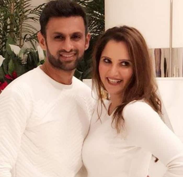 पाकिस्तानी क्रिकेटर शोएब मलिक अपनी शादीशुदा जिंदगी को लेकर सबसे ज्यादा सुर्खियों में रहे. उन्होंने दूसरी शादी भारतीय टेनिस स्टार सानिया मिर्जा से की थी. दोनों का एक बेटा भी है लेकिन वह सानिया से भी अलग हो गए. ये चौंकानी वाली खबर थी.