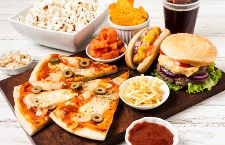 खानपान पर ध्यान दें: बच्चों के खानपान का असर उनकी शरीर पर भी पड़ता है. जंक फूड और मसालेदार चीजों से बचें और बच्चों के आहार में ताजे फल और हरी सब्जियां शामिल करें. इसके अलावा भरपूर पानी पिलाना भी जरूरी है.